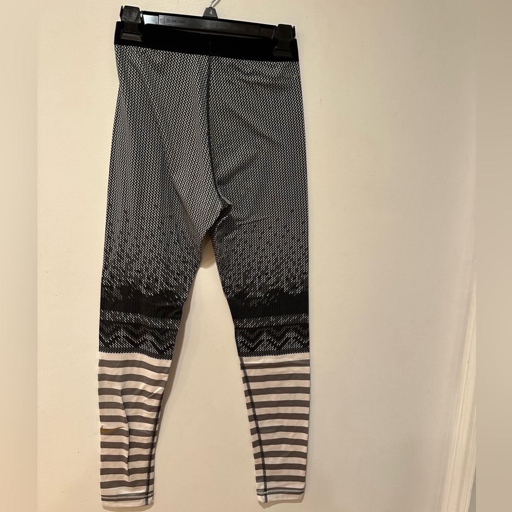 Nike Black and Gray Gradient Leggings - Picture 2 of 3